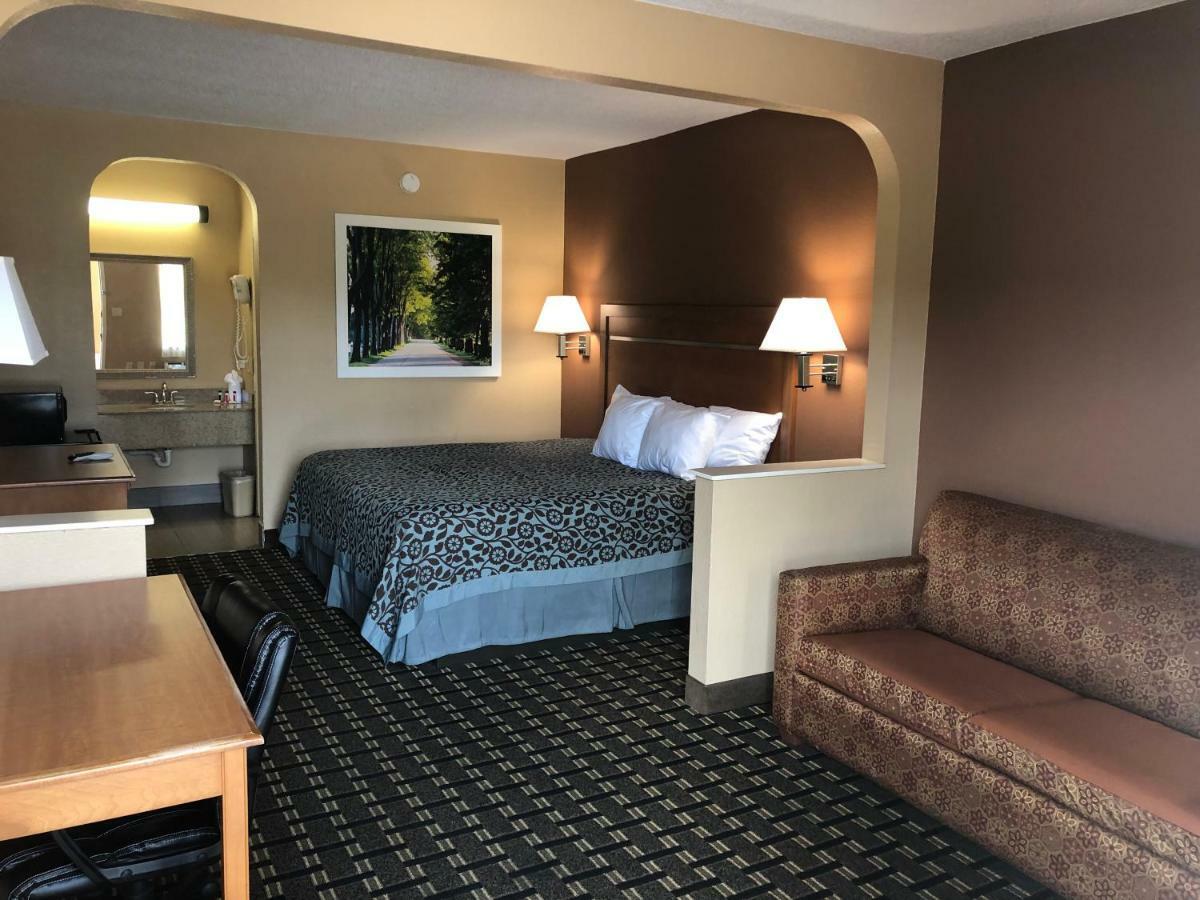 Days Inn By Wyndham Columbus Exterior photo