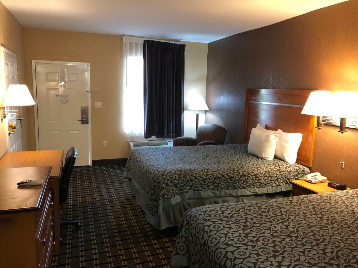 Days Inn By Wyndham Columbus Exterior photo