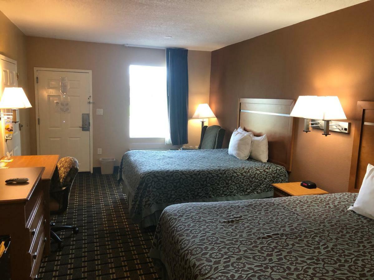 Days Inn By Wyndham Columbus Exterior photo