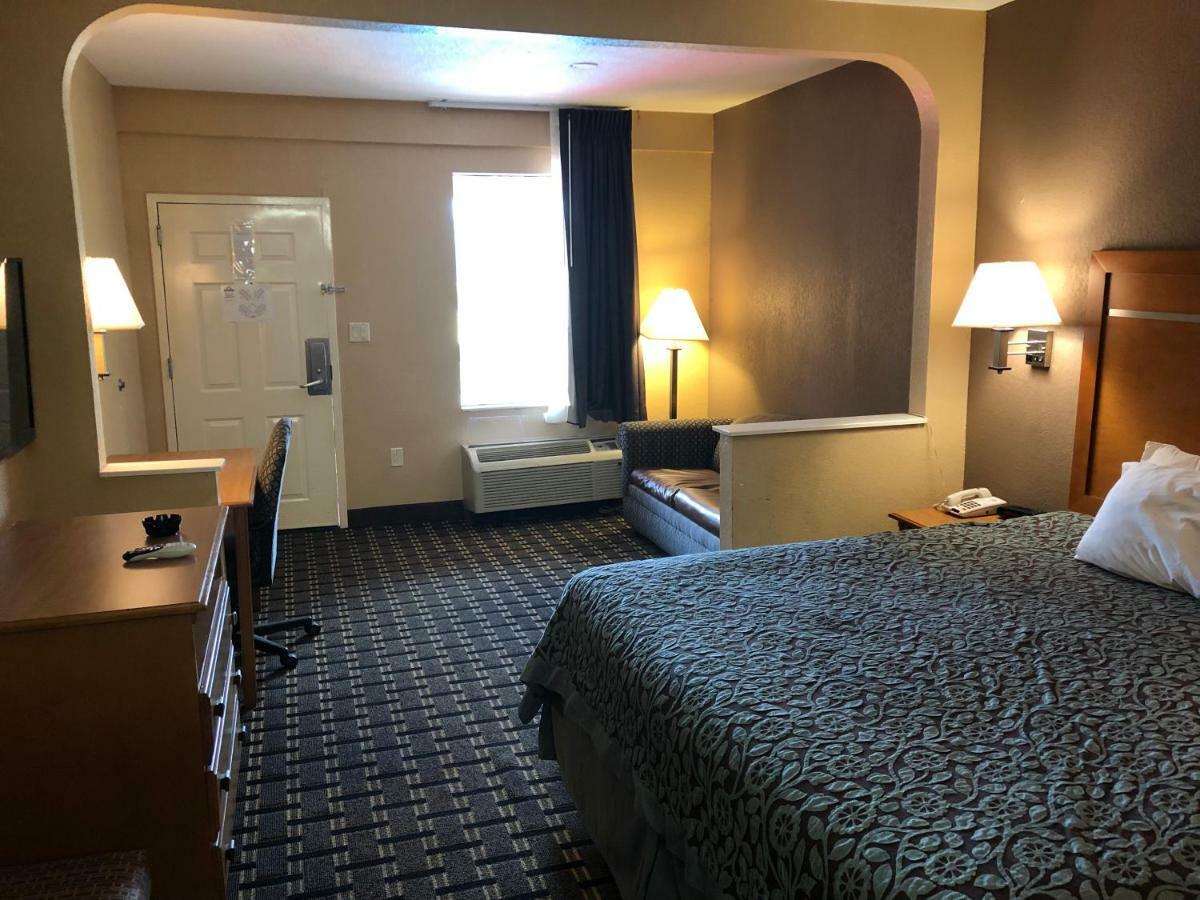 Days Inn By Wyndham Columbus Exterior photo